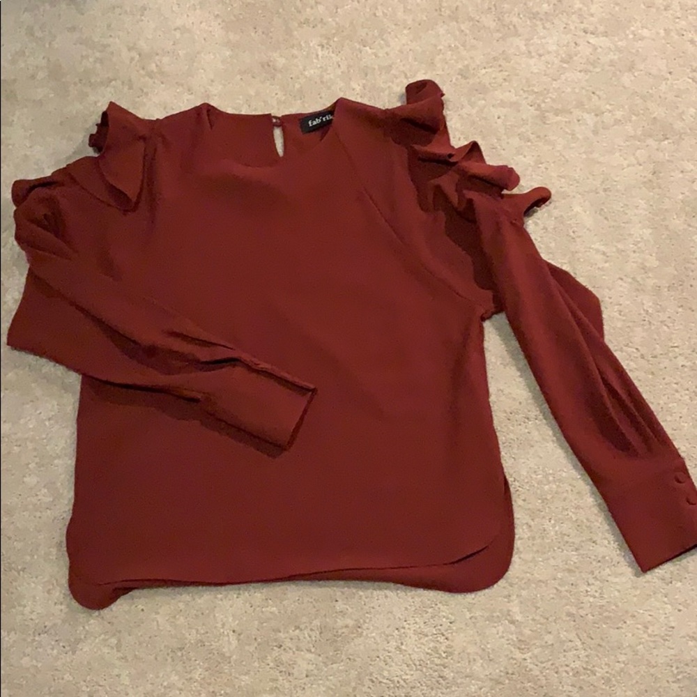 Long-sleeve with shoulder cutout and ruffle detail